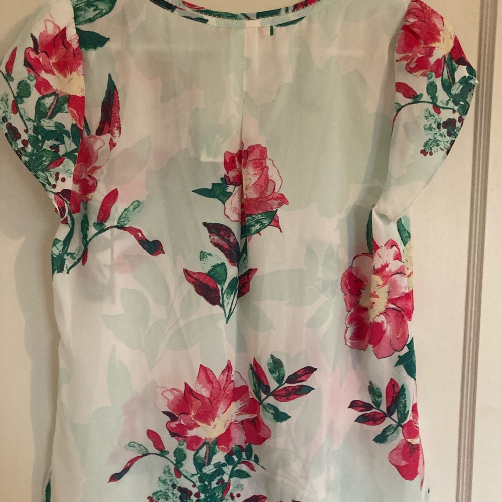 Beautiful NWT top. - Picture 2 of 5